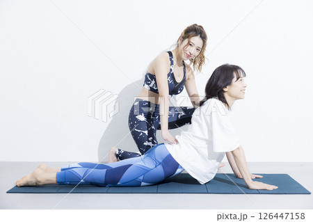 ヨガをする女性とインストラクター 126447158