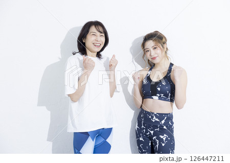 ヨガをする女性とインストラクター ヨガをする女性とインストラクター 126447211