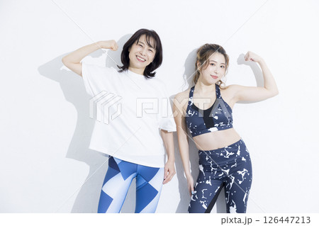 ヨガをする女性とインストラクター 126447213