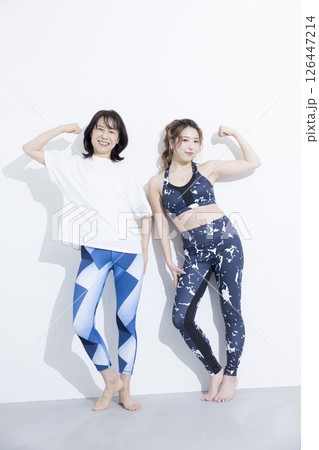 ヨガをする女性とインストラクター 126447214