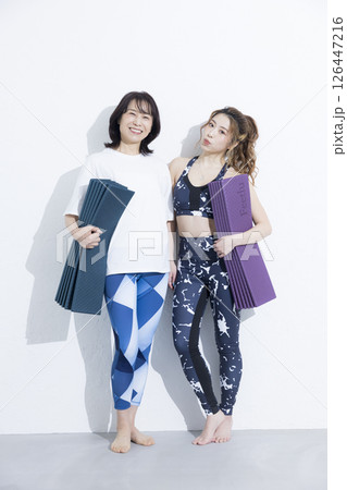 ヨガをする女性とインストラクター 126447216