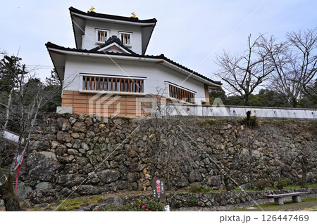 小倉山城跡　模擬天守と曲輪の様子 126447469