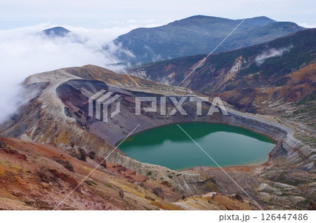 秋の蔵王の御釜 126447486