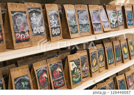 お土産屋に並ぶ温泉の素 126448087