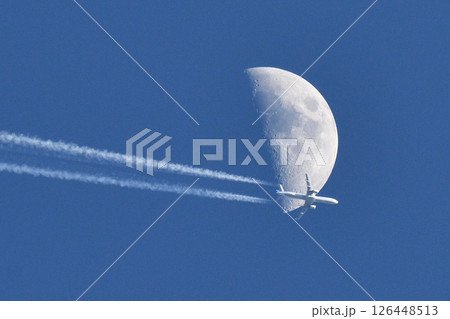 飛行機雲を出しながら月の中を通り抜ける旅客機 飛行機雲を出しながら月の中を通り抜ける旅客機 126448513