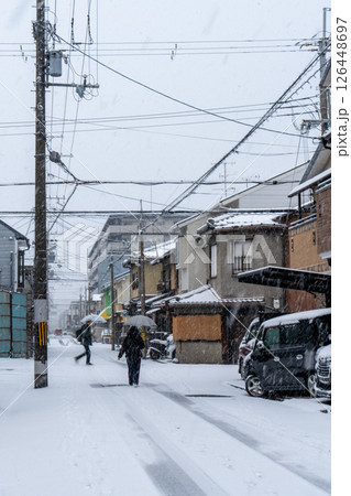 雪の残る京都の町 126448697