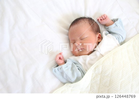 すやすや眠る新生児 126448769
