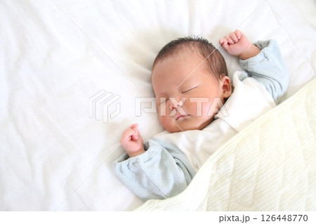 すやすや眠る新生児 126448770