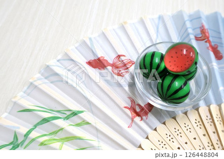 金魚の扇子とスイカの飾り1 126448804