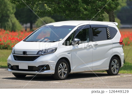 白いミニバン 126449129