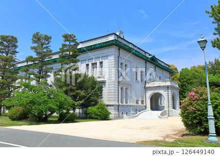 【広島県】晴天の海上自衛隊第1術科学校の大講堂（旧海軍兵学校） 126449140