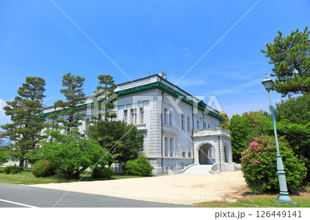 【広島県】晴天の海上自衛隊第1術科学校の大講堂（旧海軍兵学校） 126449141