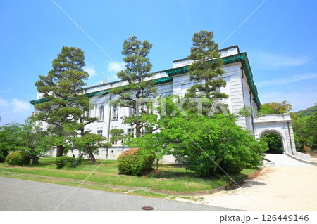 【広島県】晴天の海上自衛隊第1術科学校の大講堂（旧海軍兵学校） 126449146