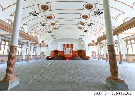 【広島県】晴天の海上自衛隊第1術科学校の大講堂内（旧海軍兵学校） 126449160