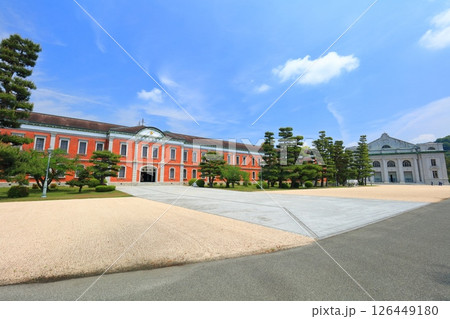 【広島県】晴天の旧海軍兵学校と大講堂（海上自衛隊第1術科学校） 126449180