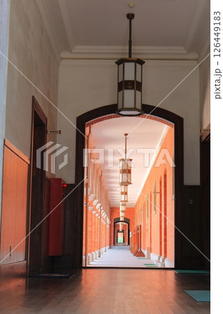 【広島県】旧海軍兵学校の廊下 126449183