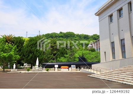 【広島県】晴天の海軍兵学校の特殊潜航艇と戦艦大和主砲砲弾 126449192