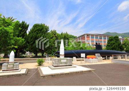 【広島県】晴天の海軍兵学校の特殊潜航艇と戦艦大和主砲砲弾 【広島県】晴天の海軍兵学校の特殊潜航艇と戦艦大和主砲砲弾 126449193