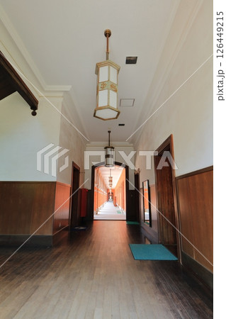【広島県】旧海軍兵学校の廊下 126449215