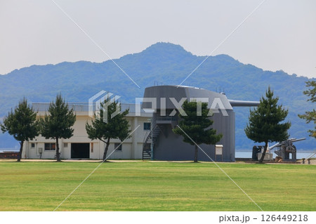 【広島県】晴天の海軍兵学校の戦艦陸奥の40センチ砲 126449218