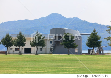 【広島県】晴天の海軍兵学校の戦艦陸奥の40センチ砲 【広島県】晴天の海軍兵学校の戦艦陸奥の40センチ砲 126449219