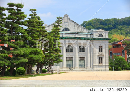 【広島県】晴天の海上自衛隊第1術科学校の大講堂（旧海軍兵学校） 126449220