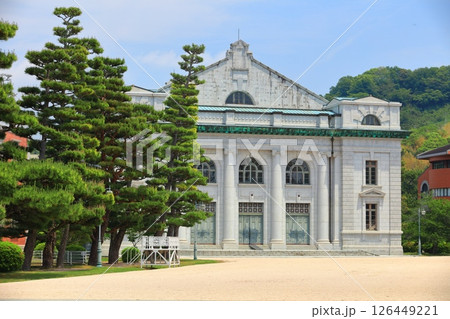 【広島県】晴天の海上自衛隊第1術科学校の大講堂（旧海軍兵学校） 126449221
