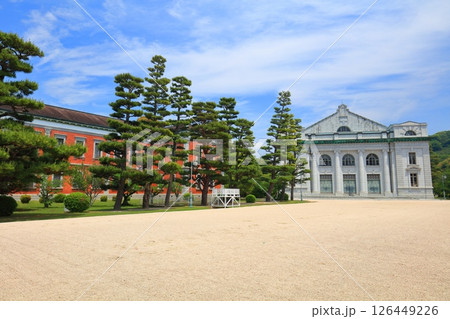 【広島県】晴天の旧海軍兵学校と大講堂（海上自衛隊第1術科学校） 126449226