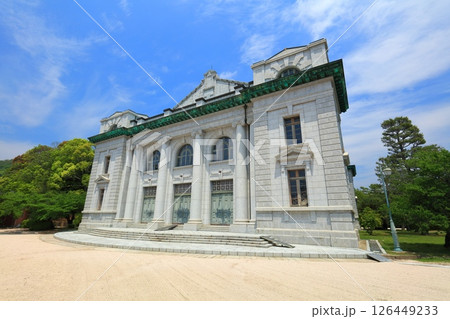 【広島県】晴天の海上自衛隊第1術科学校の大講堂（旧海軍兵学校） 126449233
