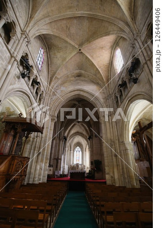 オーヴェル・シュル・オワーズにあるオーヴェルの教会の内部 126449406