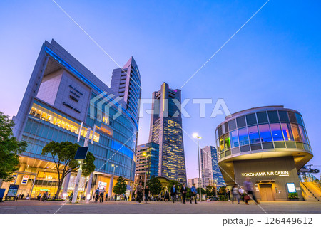 日本の東京都市景観 桜木町駅前やランドマークタワー、エアキャビンの桜木町駅などを望む 126449612