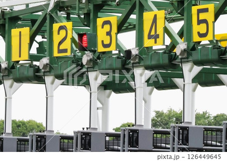 競馬場のゲート 126449645