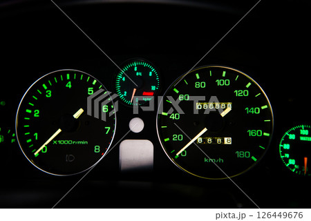 88888kmのオドメーターと888.8kmのトリップメーター(夜間照明) 88888kmのオドメーターと888.8kmのトリップメーター(夜間照明) 126449676