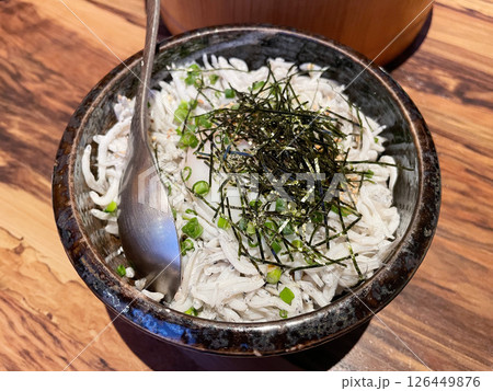 温泉卵がのった釜揚げしらす丼 126449876