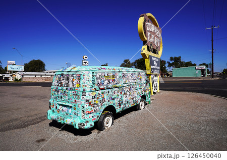 セリグマンで撮影:ルート66の装飾された1950年式VWキャンピングカー セリグマンで撮影:ルート66の装飾された1950年式VWキャンピングカー 126450040
