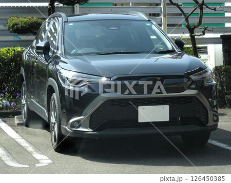 駐車場に並んだ乗用車(トヨタ・カローラクロス 初代 ) 駐車場に並んだ乗用車(トヨタ・カローラクロス 初代 ) 126450385