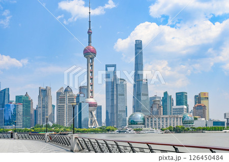 上海・北外灘から東方明珠と陸家嘴の眺め 126450484
