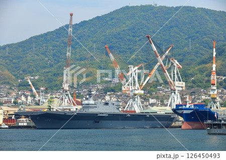 【広島県】晴天の海上自衛隊 呉基地に停泊する大型護衛艦 かが 【広島県】晴天の海上自衛隊 呉基地に停泊する大型護衛艦 かが 126450493