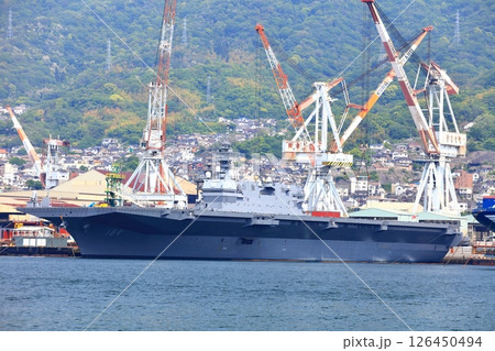 【広島県】晴天の海上自衛隊 呉基地に停泊する大型護衛艦 かが 126450494
