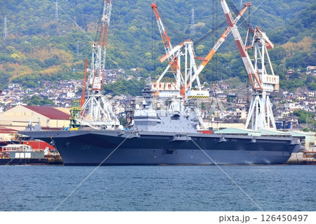 【広島県】晴天の海上自衛隊 呉基地に停泊する大型護衛艦 かが 126450497