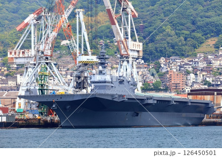 【広島県】晴天の海上自衛隊 呉基地に停泊する大型護衛艦 かが 【広島県】晴天の海上自衛隊 呉基地に停泊する大型護衛艦 かが 126450501