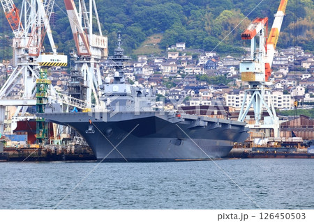 【広島県】晴天の海上自衛隊 呉基地に停泊する大型護衛艦 かが 126450503