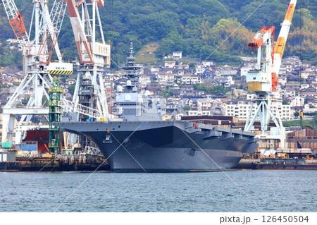 【広島県】晴天の海上自衛隊 呉基地に停泊する大型護衛艦 かが 【広島県】晴天の海上自衛隊 呉基地に停泊する大型護衛艦 かが 126450504