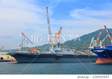 【広島県】晴天の海上自衛隊 呉基地に停泊する大型護衛艦 かが 【広島県】晴天の海上自衛隊 呉基地に停泊する大型護衛艦 かが 126450507