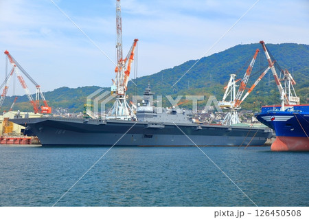 【広島県】晴天の海上自衛隊 呉基地に停泊する大型護衛艦 かが 126450508