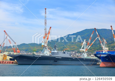 【広島県】晴天の海上自衛隊 呉基地に停泊する大型護衛艦 かが 【広島県】晴天の海上自衛隊 呉基地に停泊する大型護衛艦 かが 126450509
