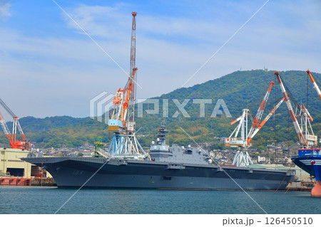 【広島県】晴天の海上自衛隊 呉基地に停泊する大型護衛艦 かが 126450510