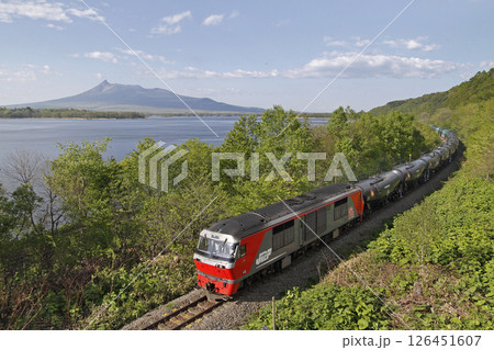 駒ケ岳をバックに駆ける函館本線貨物列車　DF200　JR貨物 126451607