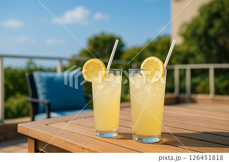 南国の美しいビーチとジュース 南国の美しいビーチとジュース 126451818