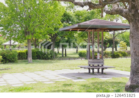 公園の休憩スペース・あずまや 公園の休憩スペース・あずまや 126451825